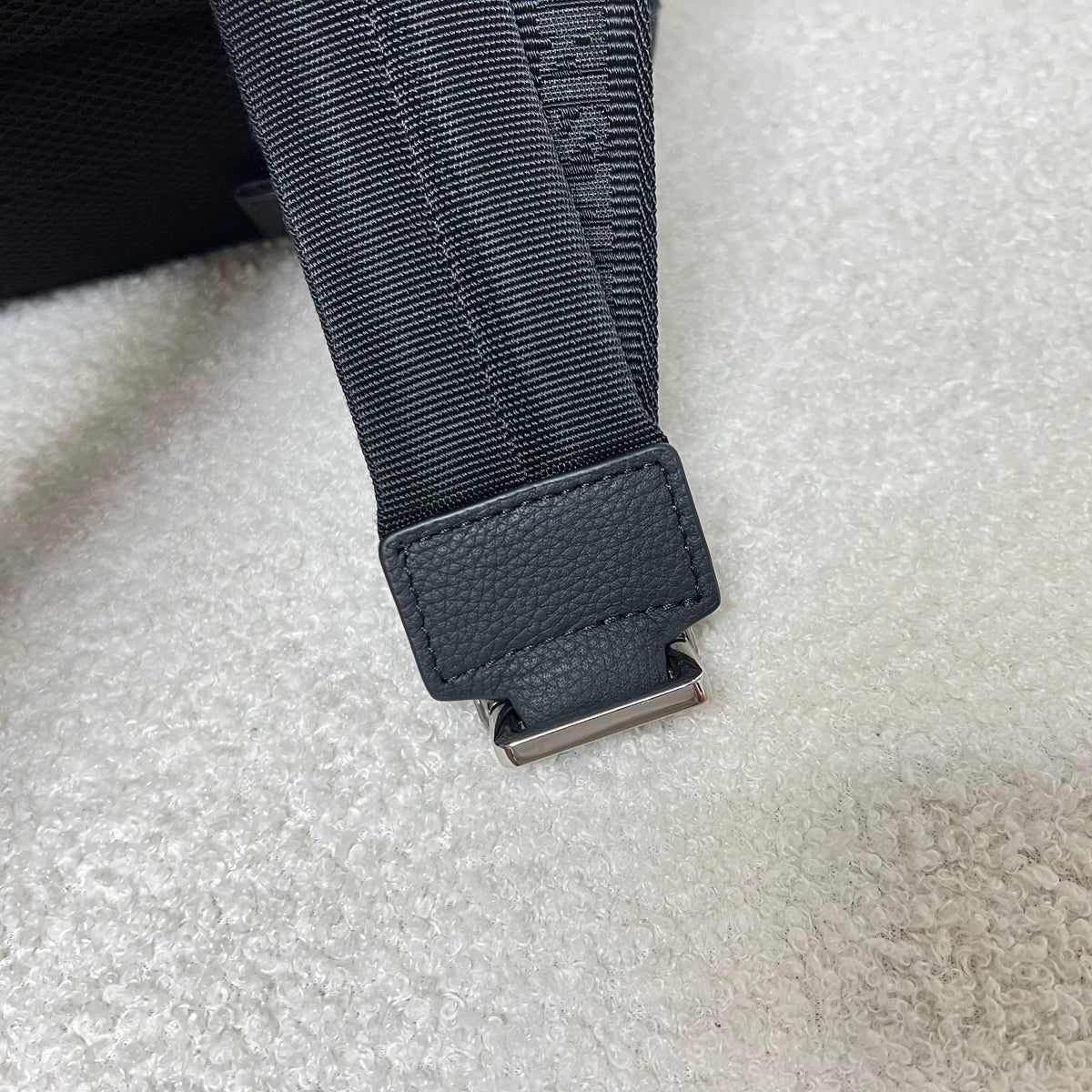 Bolsa azul y gris negra