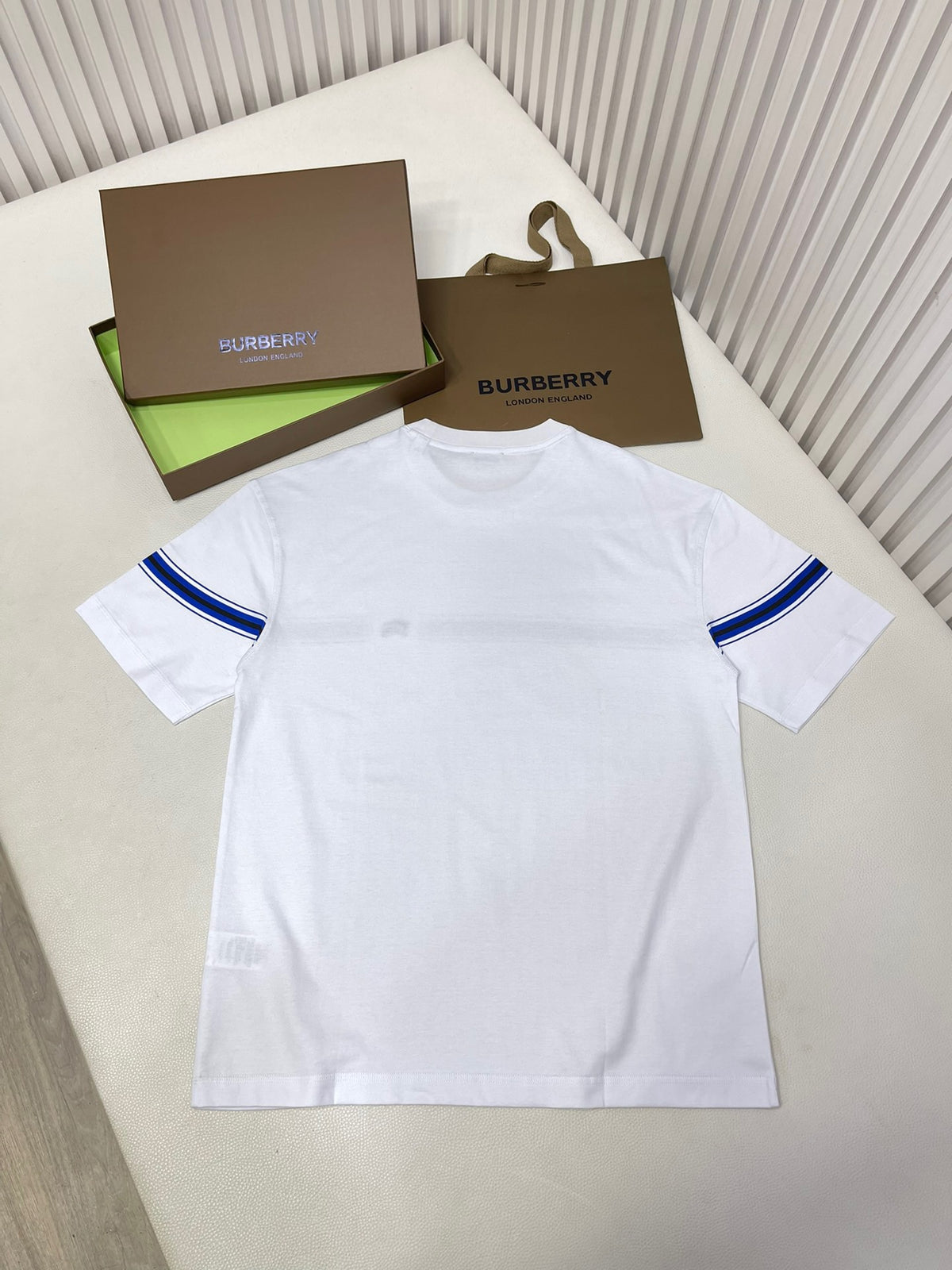 Schwarz-weißes T-Shirt