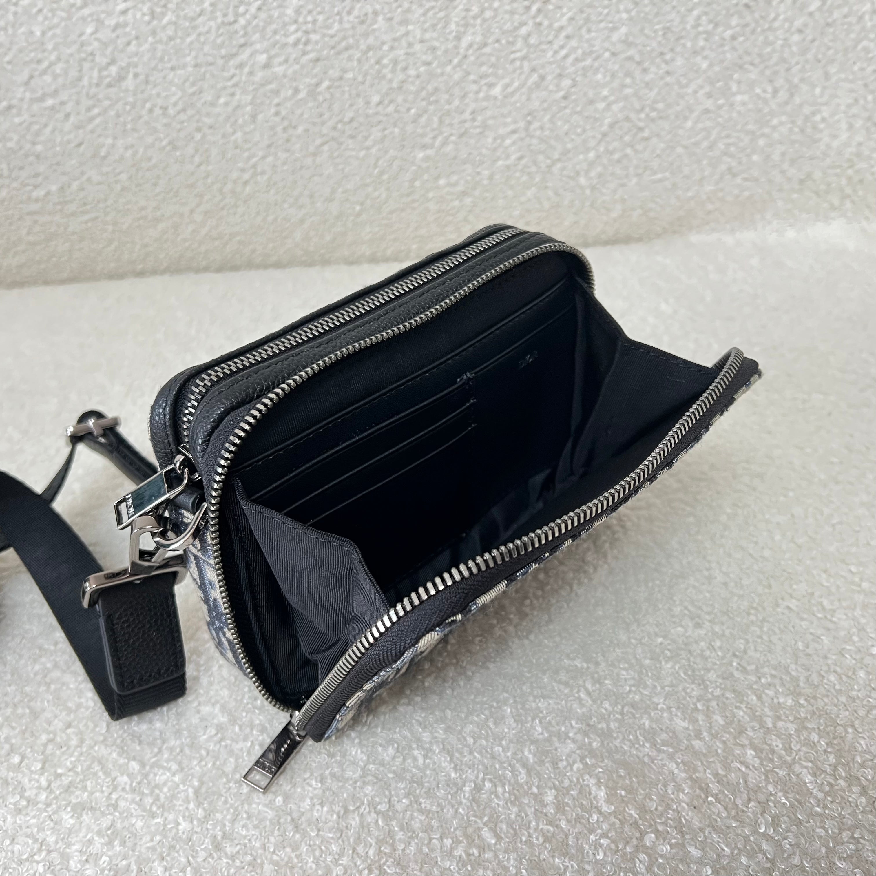 Bolsa azul y gris negra