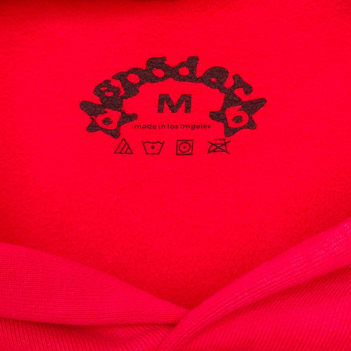 Roter Kapuzenpullover