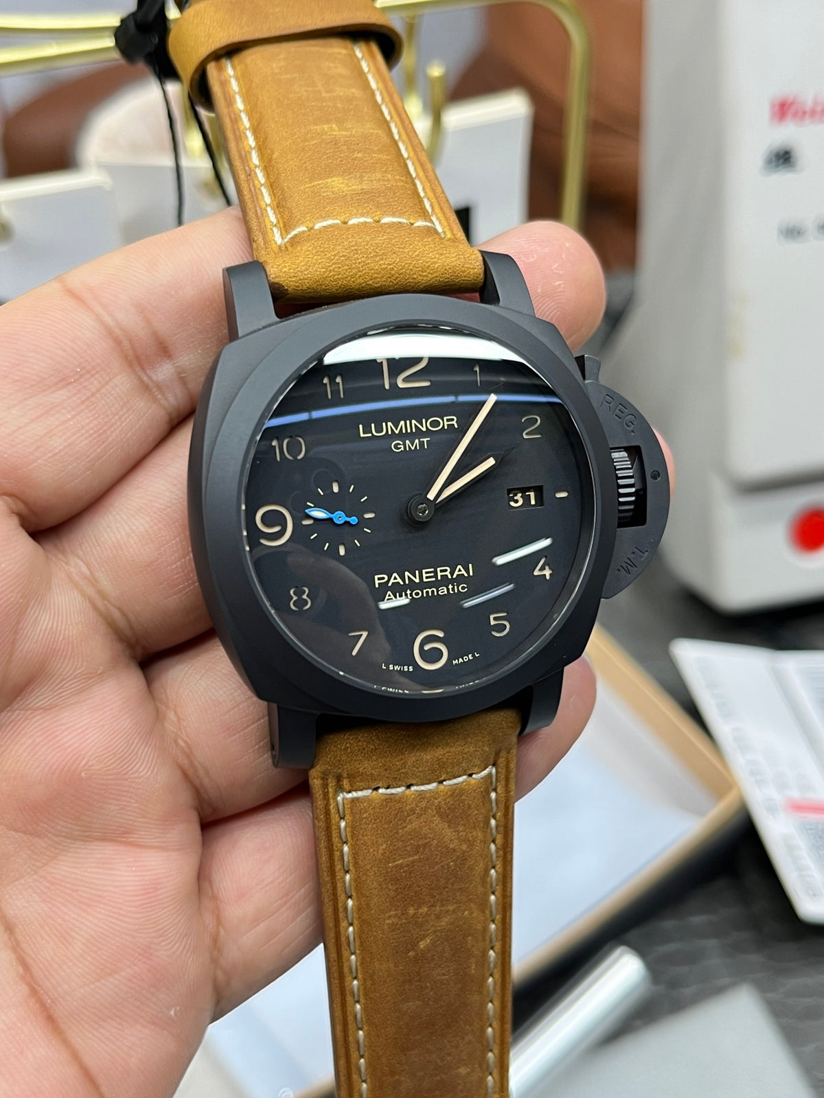 Reloj marrón y negro