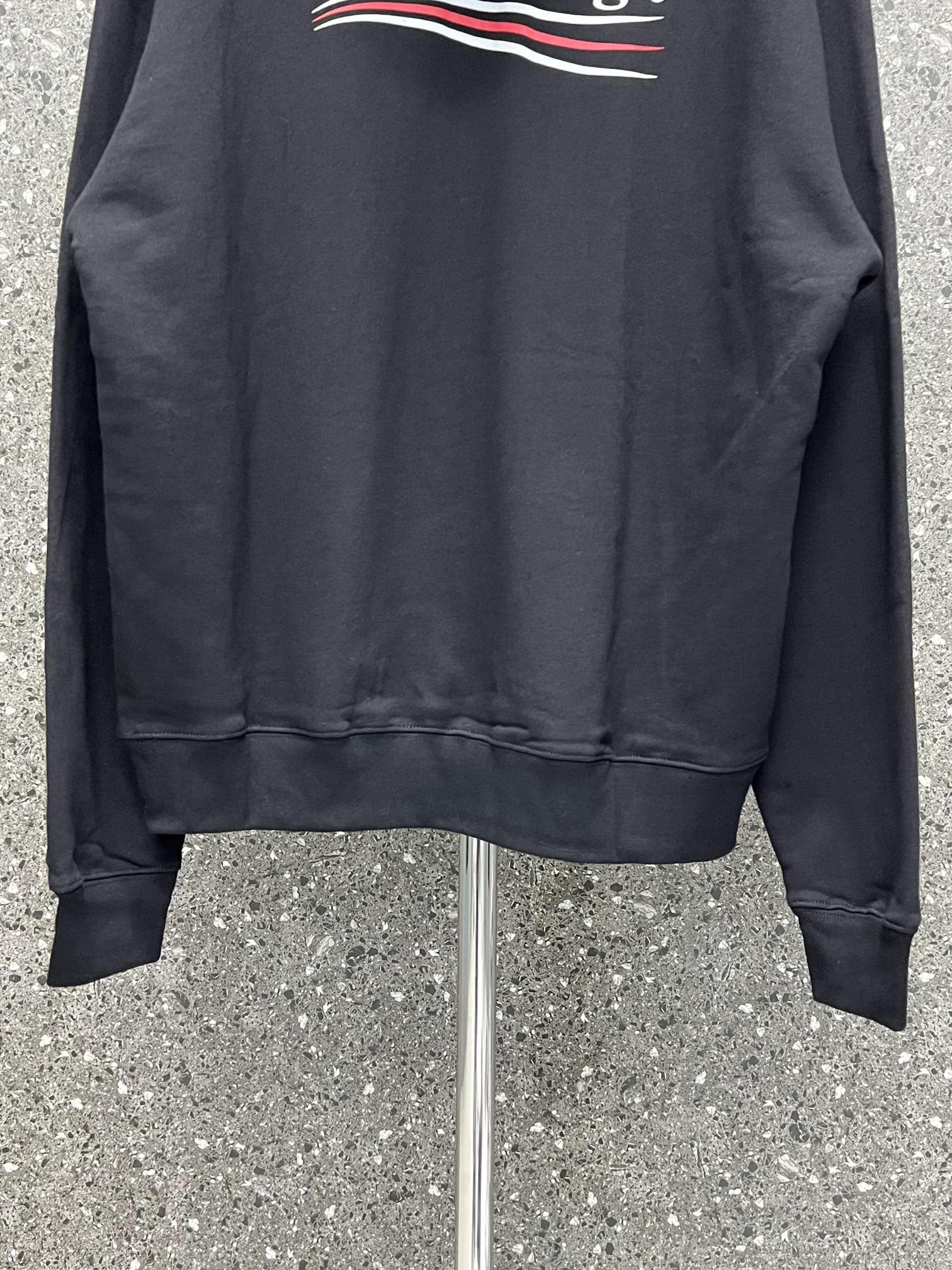 Sudadera con capucha blanca y negra