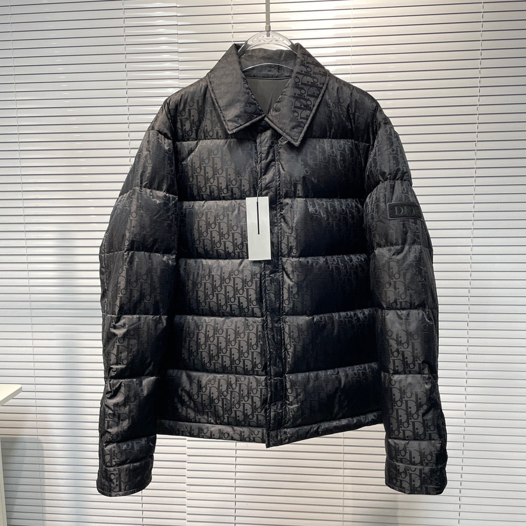 Schwarze und silbergraue Jacke