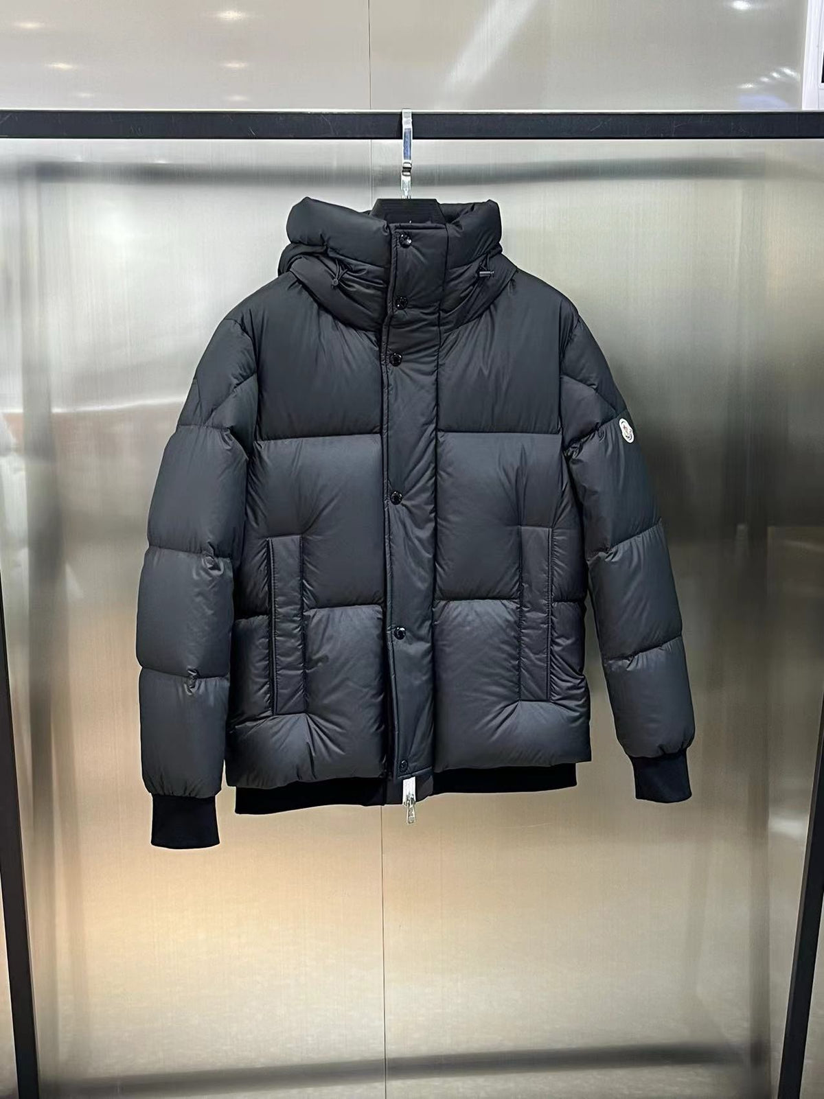 Schwarze, blaue und weiße Jacke