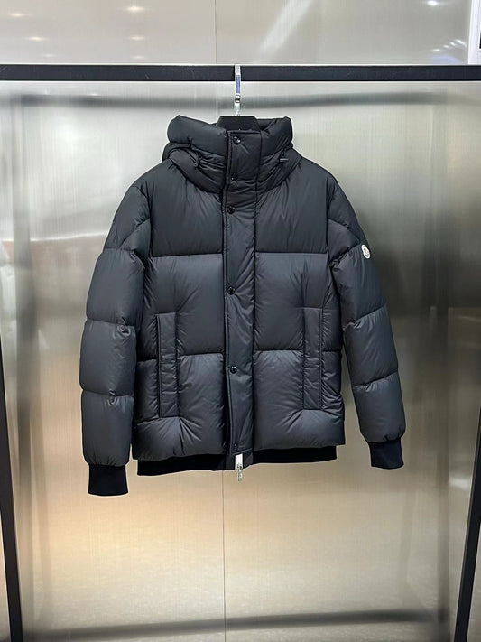 Schwarze, blaue und weiße Jacke