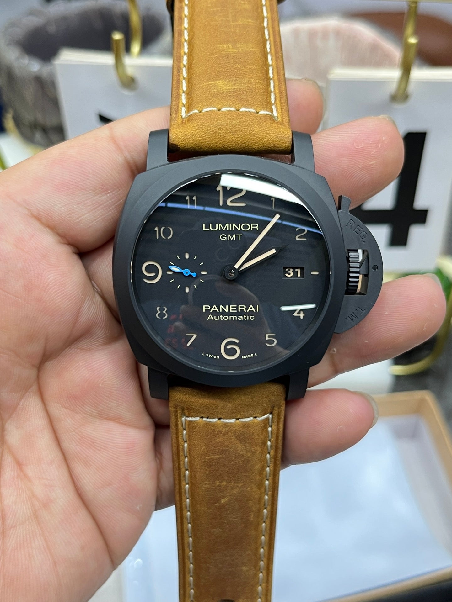 Reloj marrón y negro