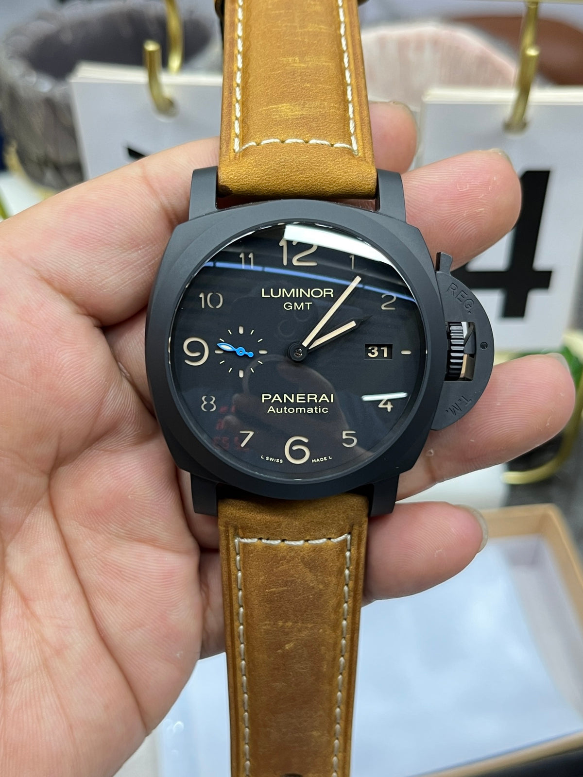 Reloj marrón y negro