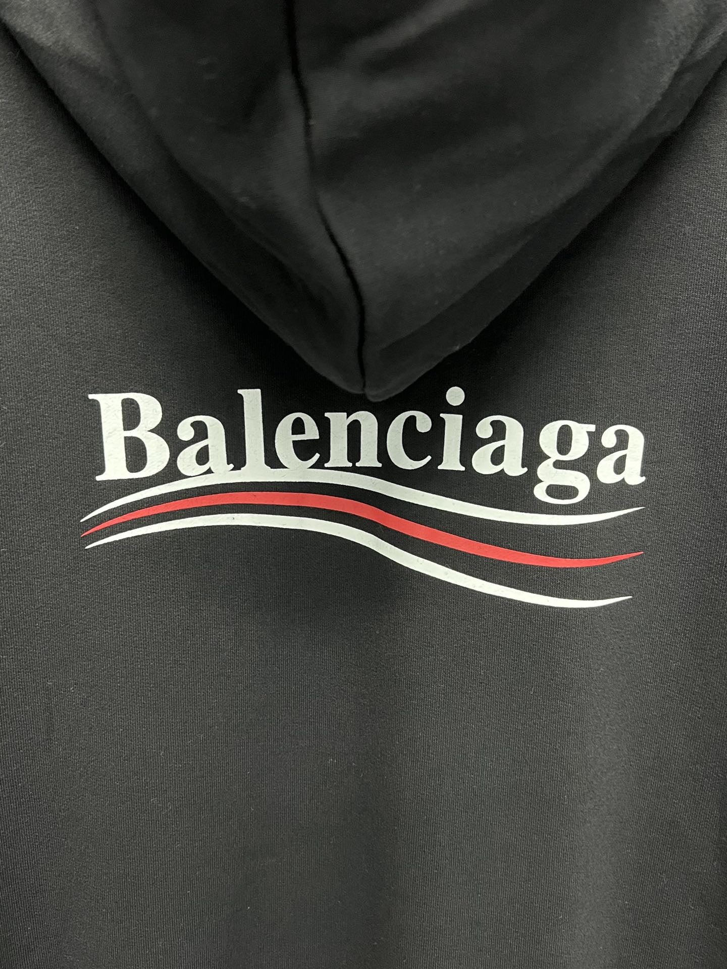 Sudadera con capucha blanca y negra