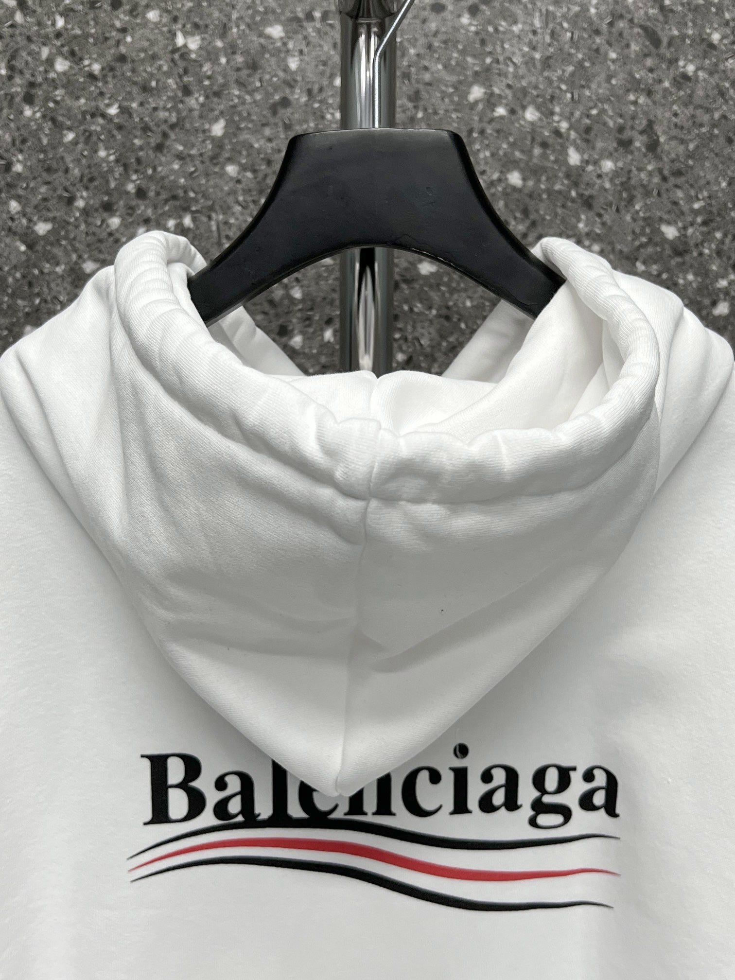 Sudadera con capucha blanca y negra