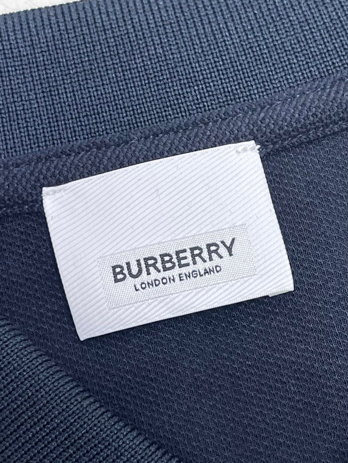 Poloshirt in Schwarz, Weiß, Marineblau und Hellblau
