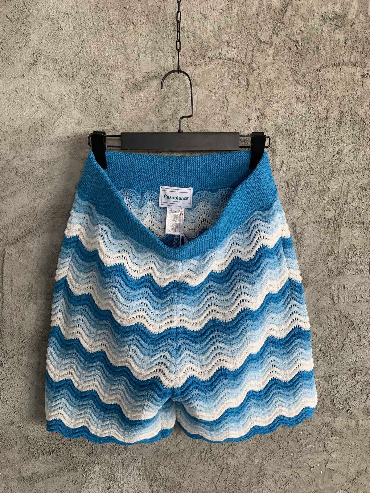 Gelbe und blaue Shorts