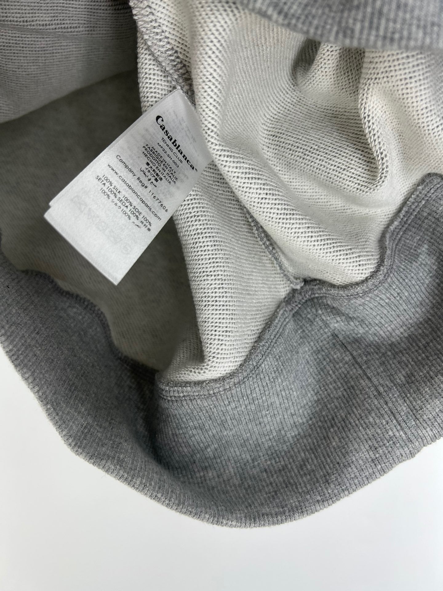 Sudadera blanca y gris