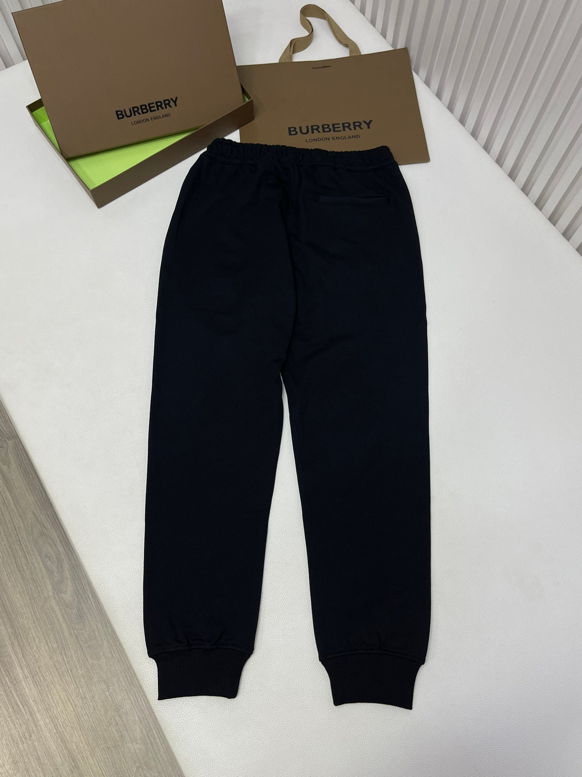 Schwarze Hosen