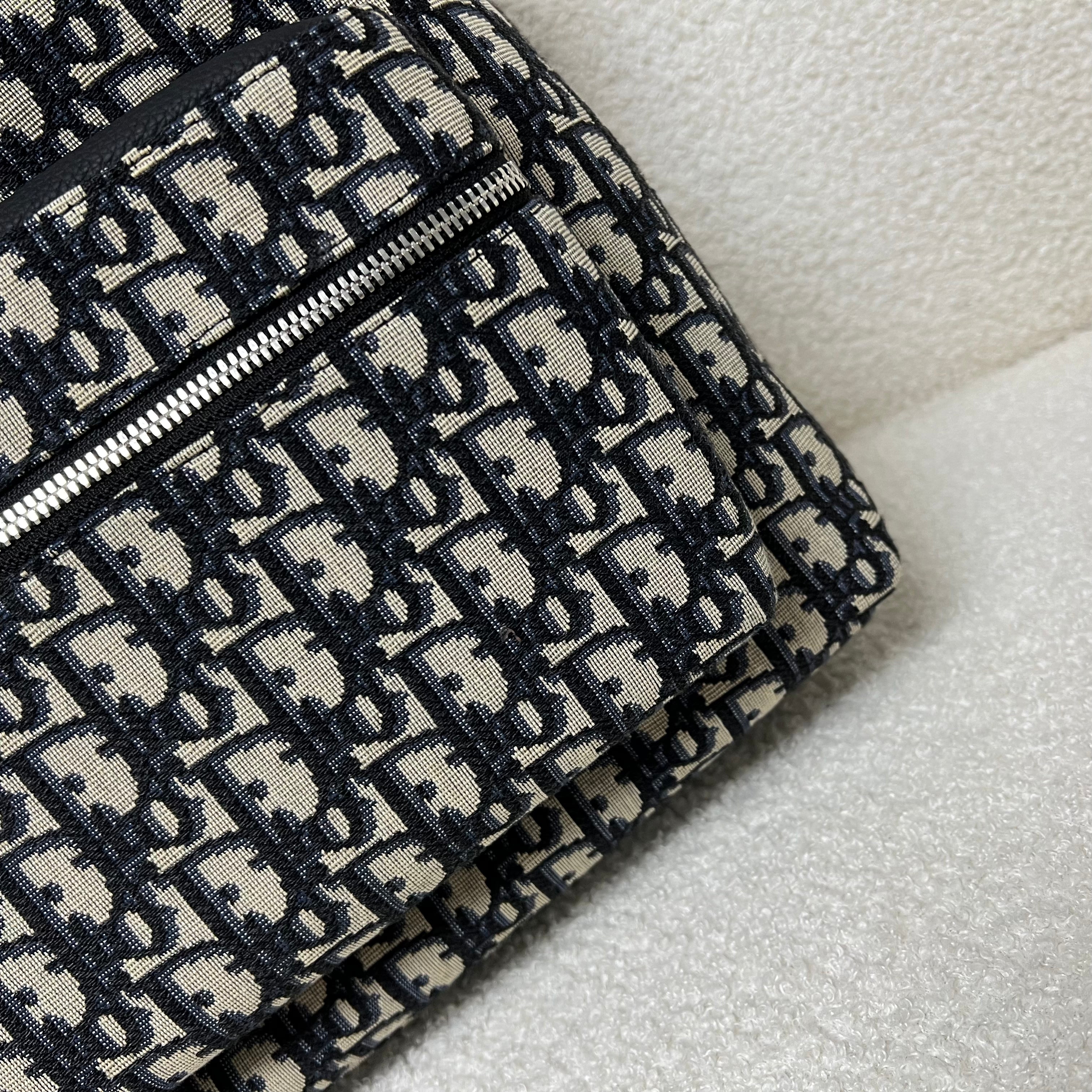Bolsa azul y gris negra