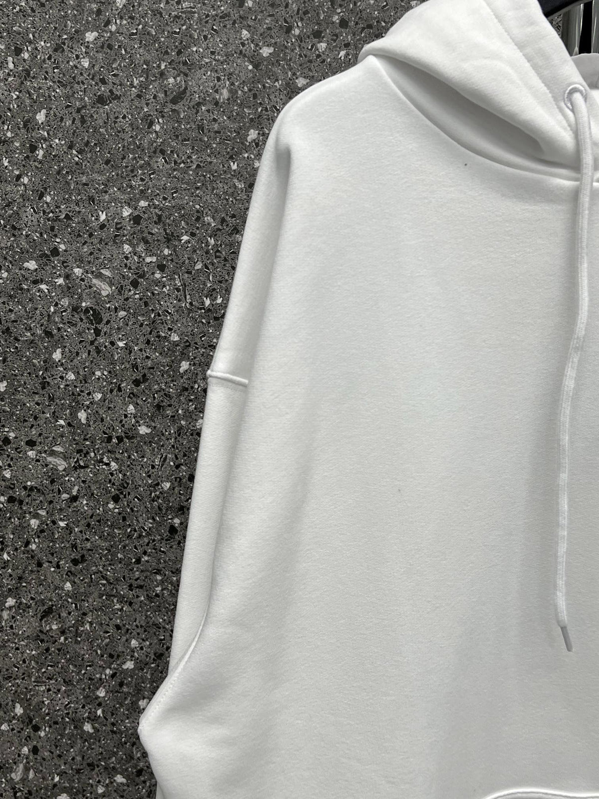 Sudadera con capucha blanca y negra