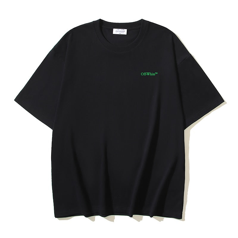 Camiseta negra oscura, blanca y negra