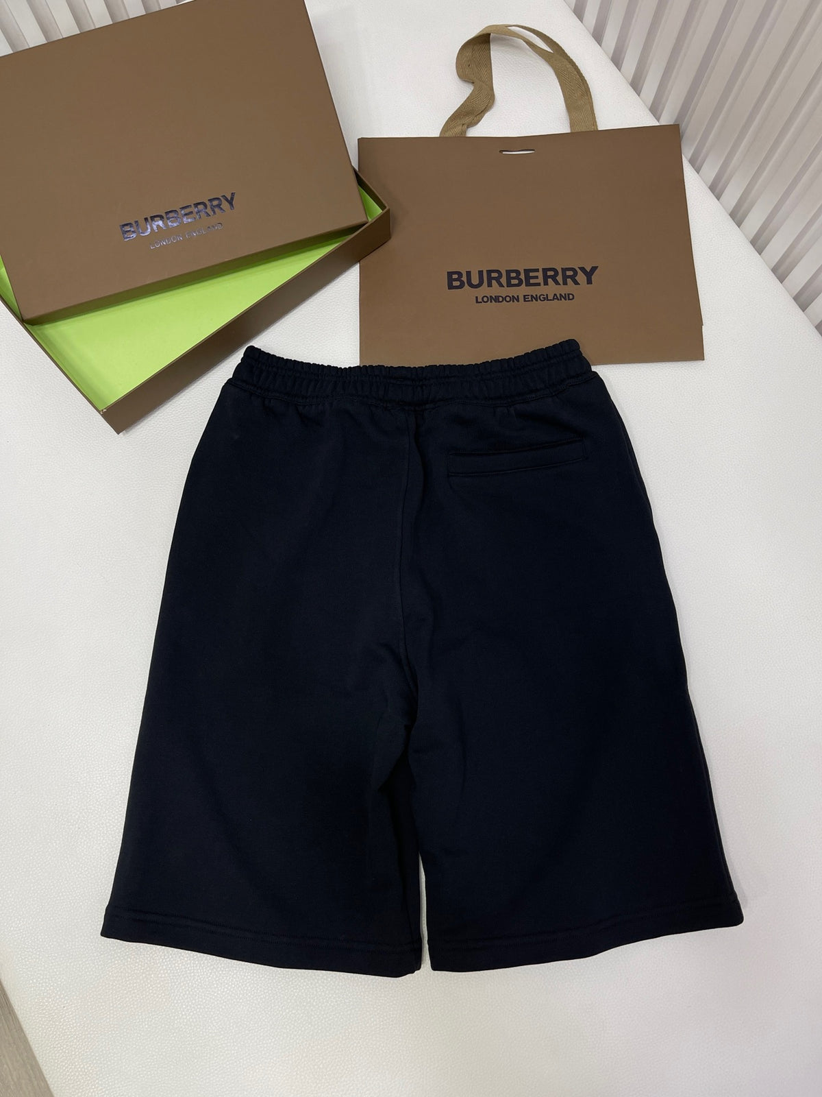 Schwarze und khakifarbene Shorts