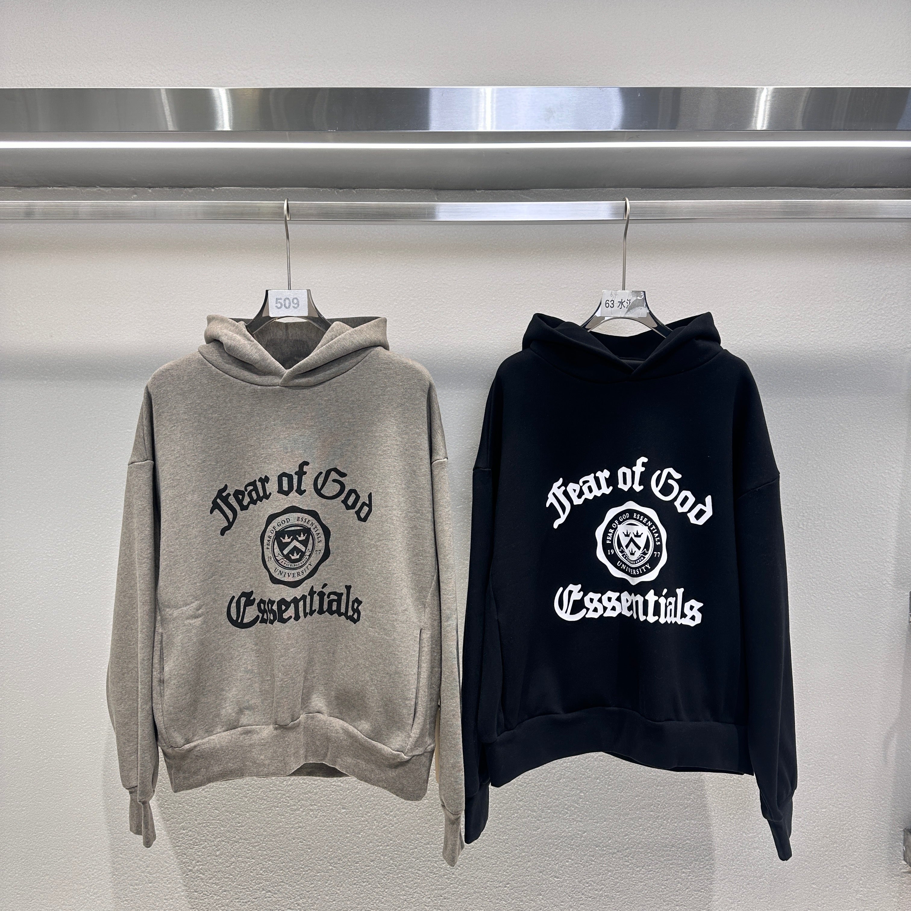 Schwarzer und dunkelnebelgrauer Hoodie