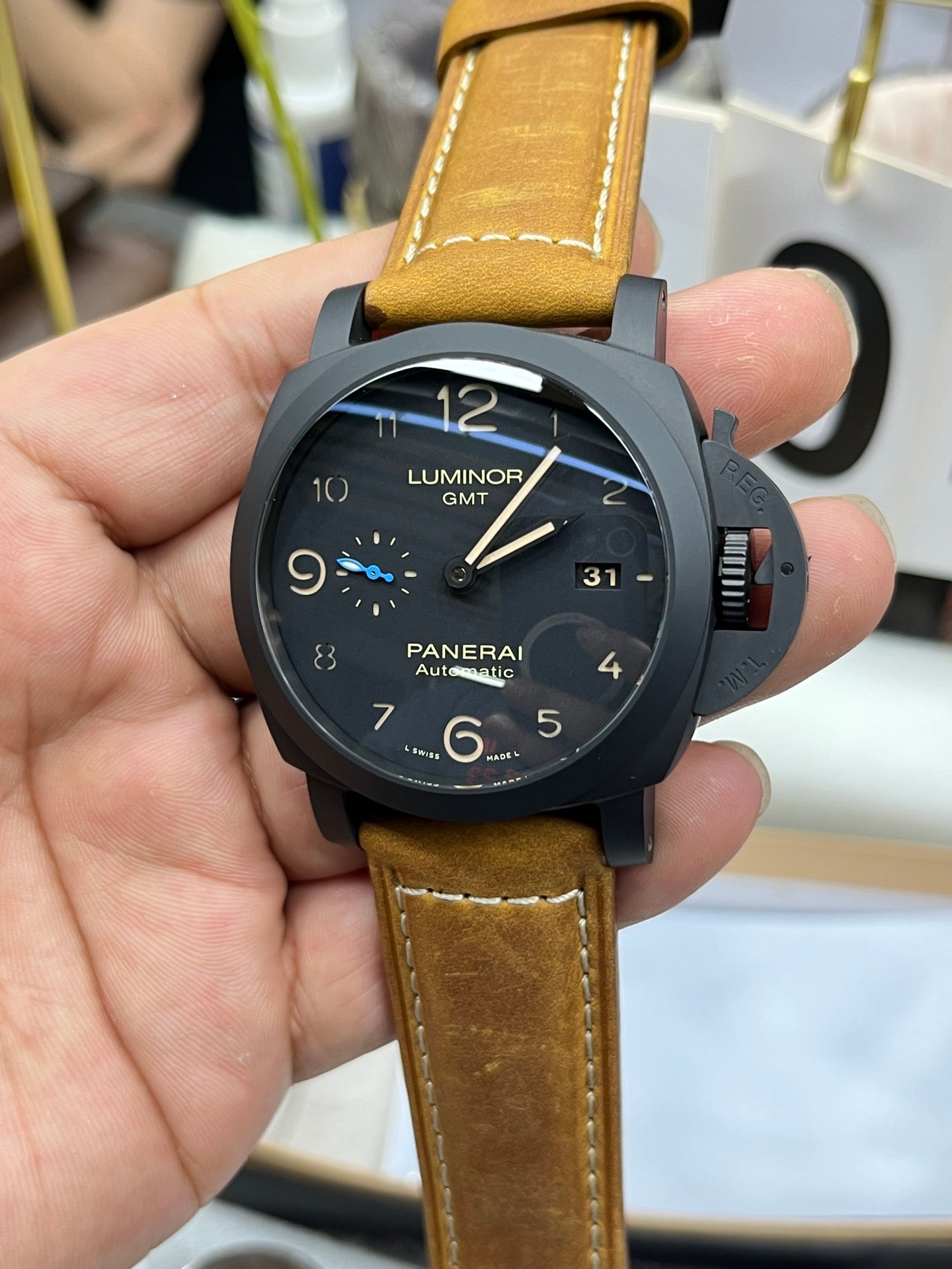 Reloj marrón y negro