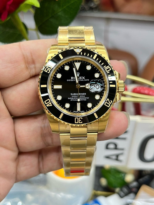 Reloj dorado y negro