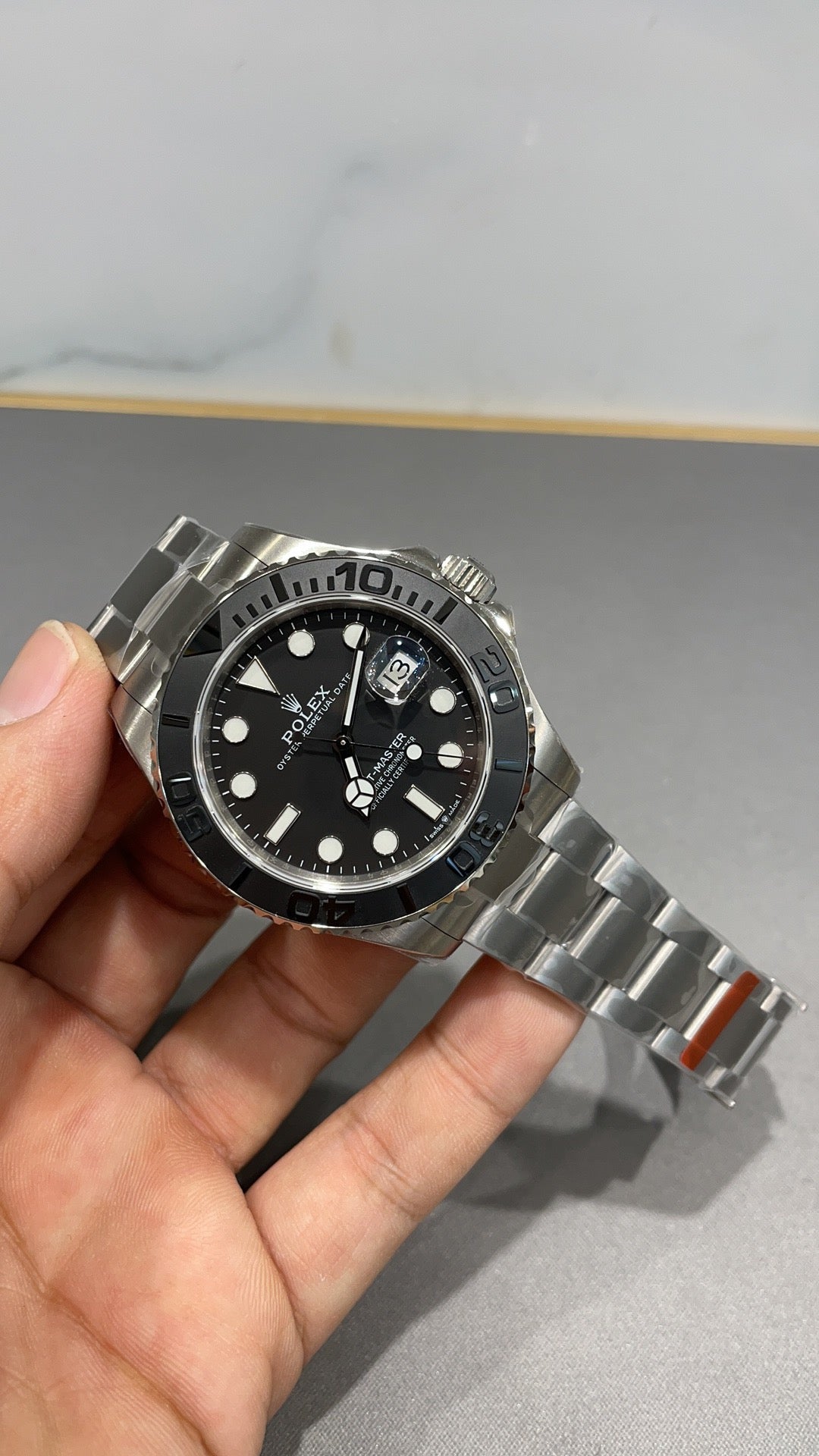 Reloj blanco y negro