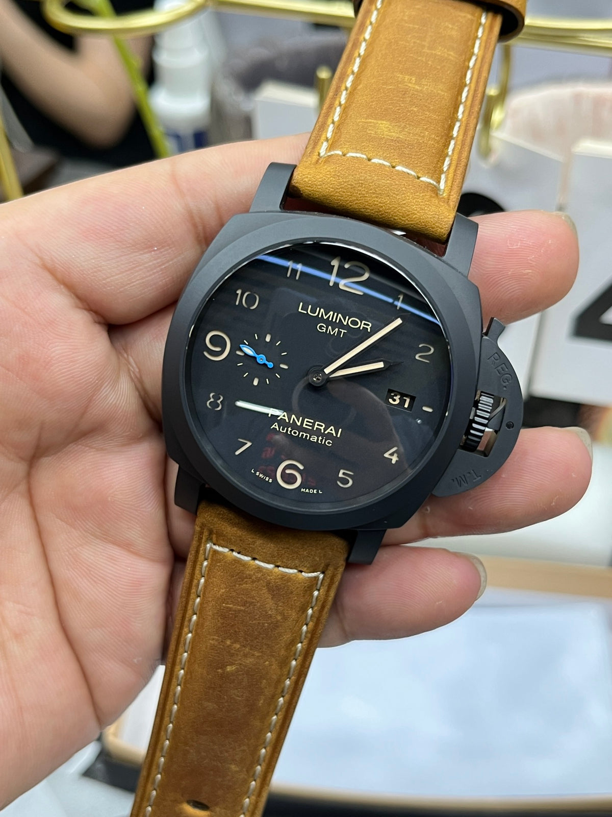 Reloj marrón y negro