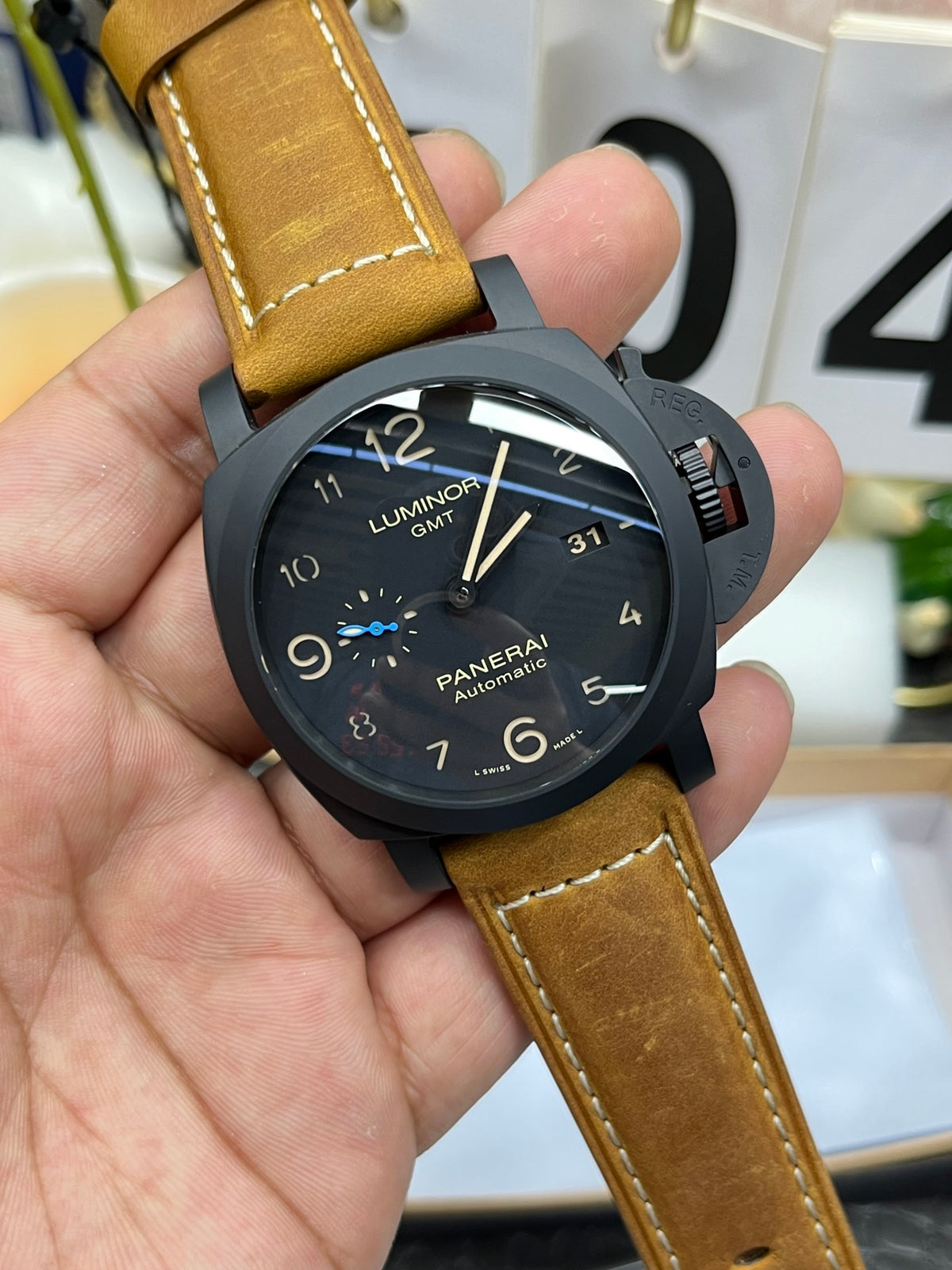 Reloj marrón y negro