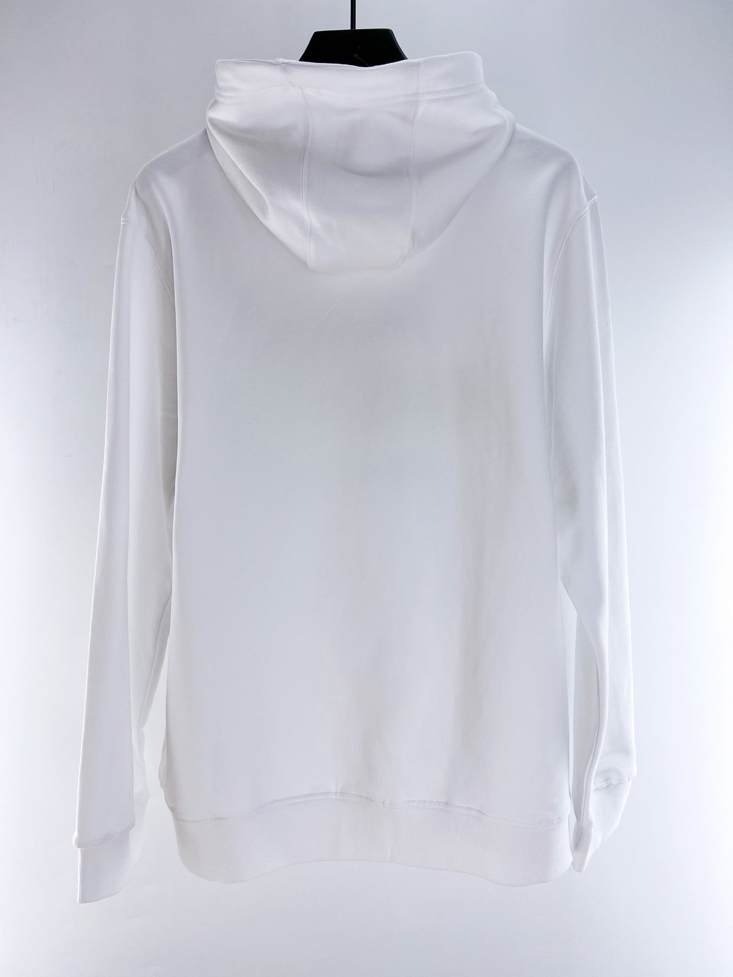 Sudadera con capucha en blanco y negro