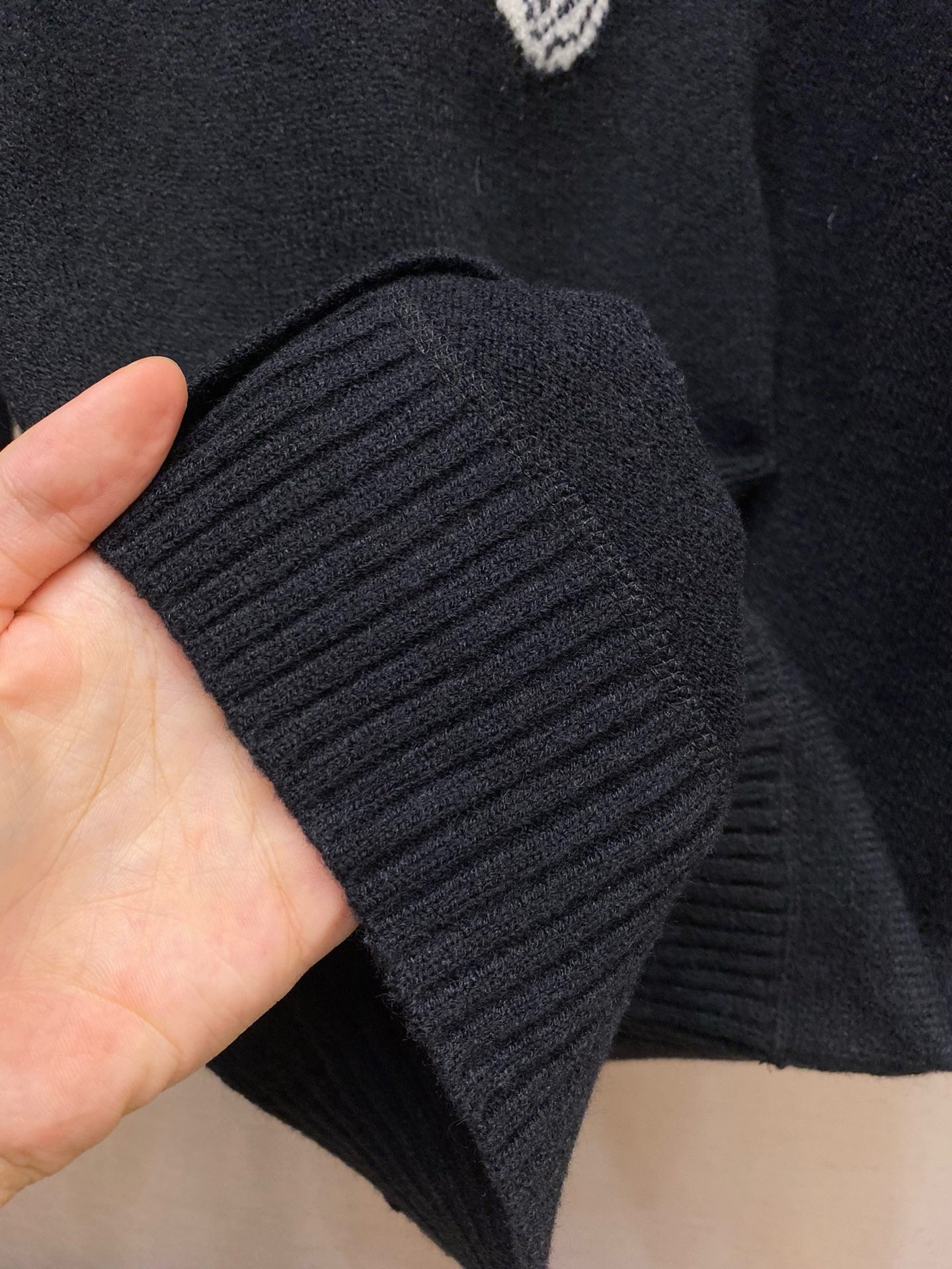 Schwarzes Sweatshirt - Größe M