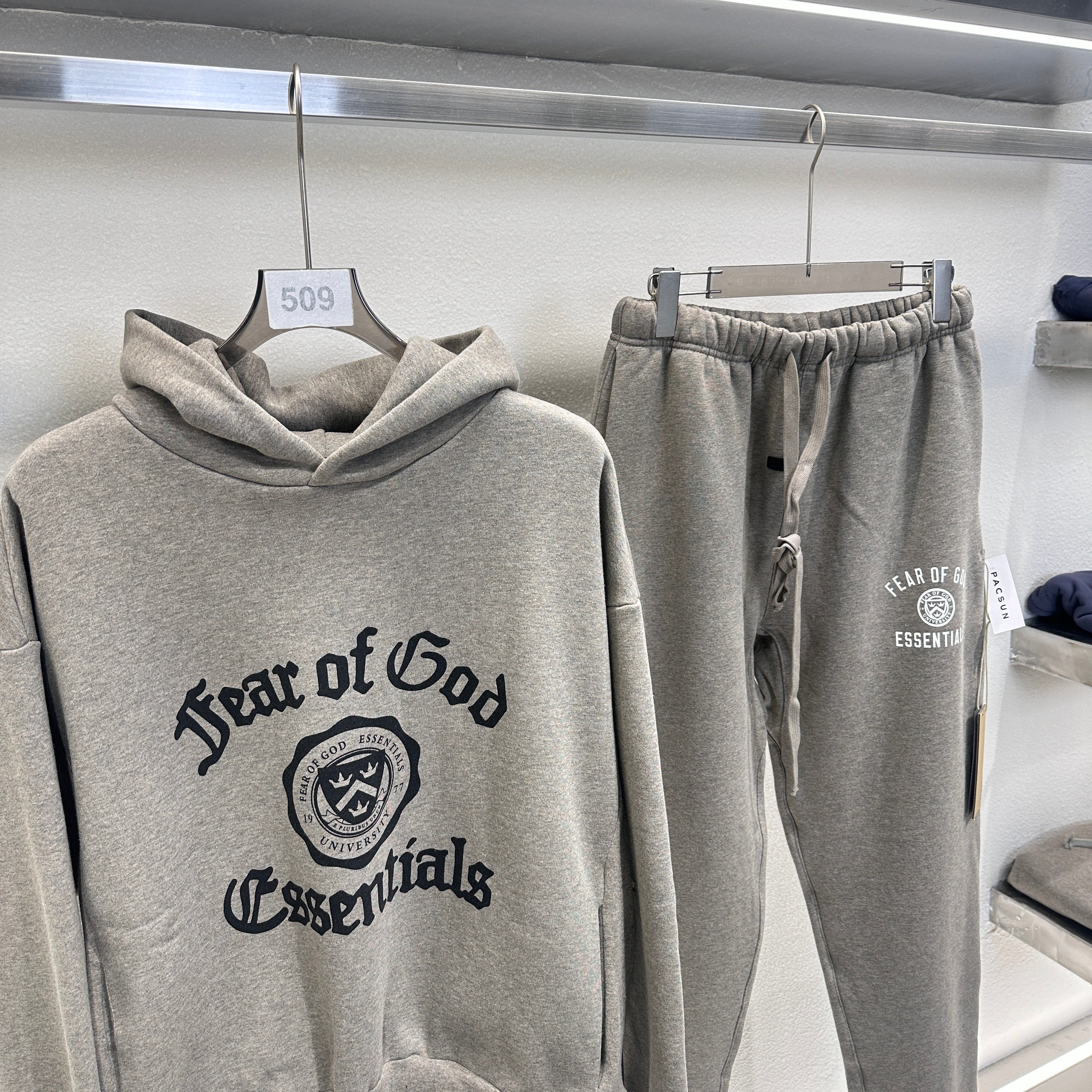 Schwarzer und dunkelnebelgrauer Hoodie