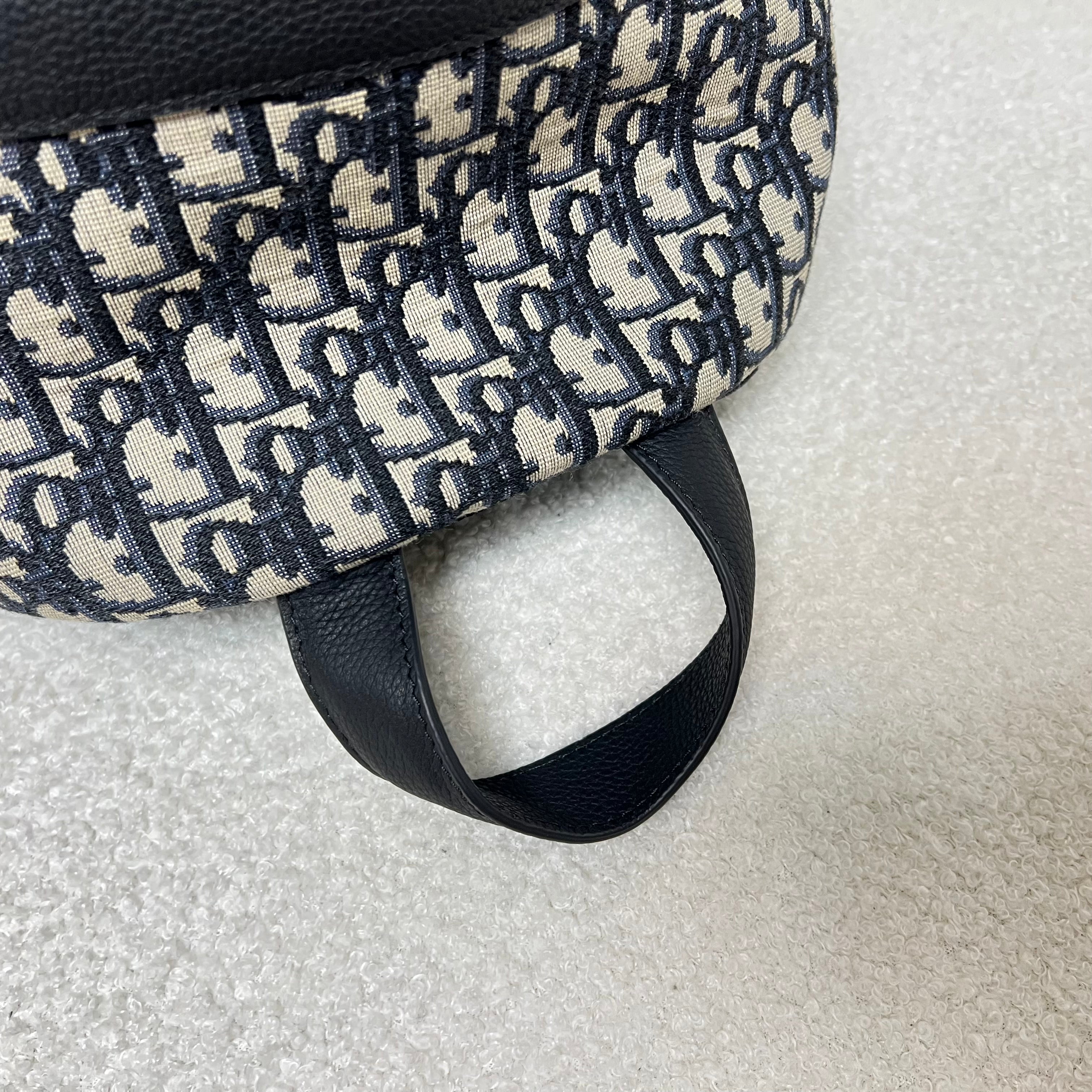 Bolsa azul y gris negra