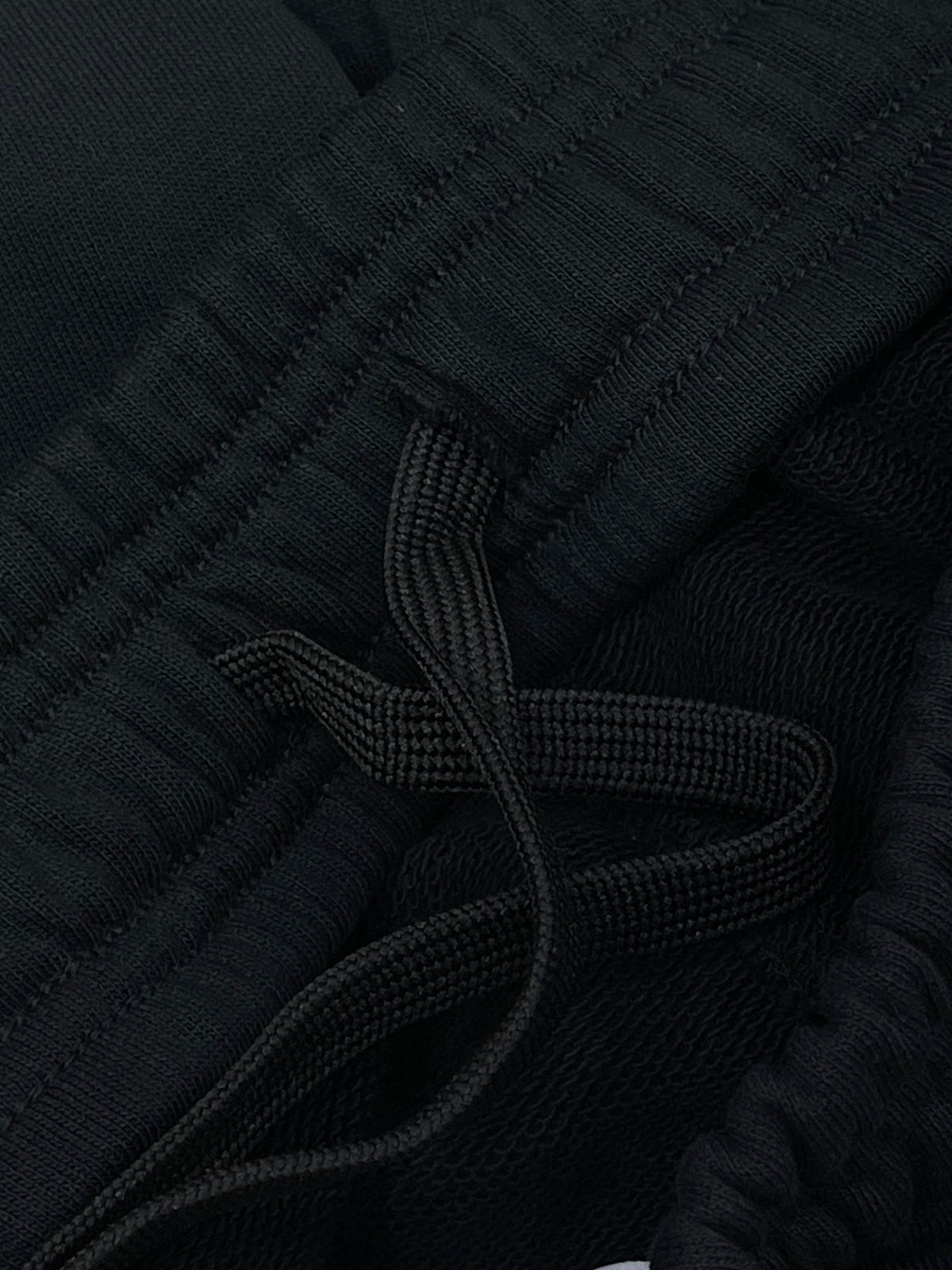 Schwarze und khakifarbene Shorts