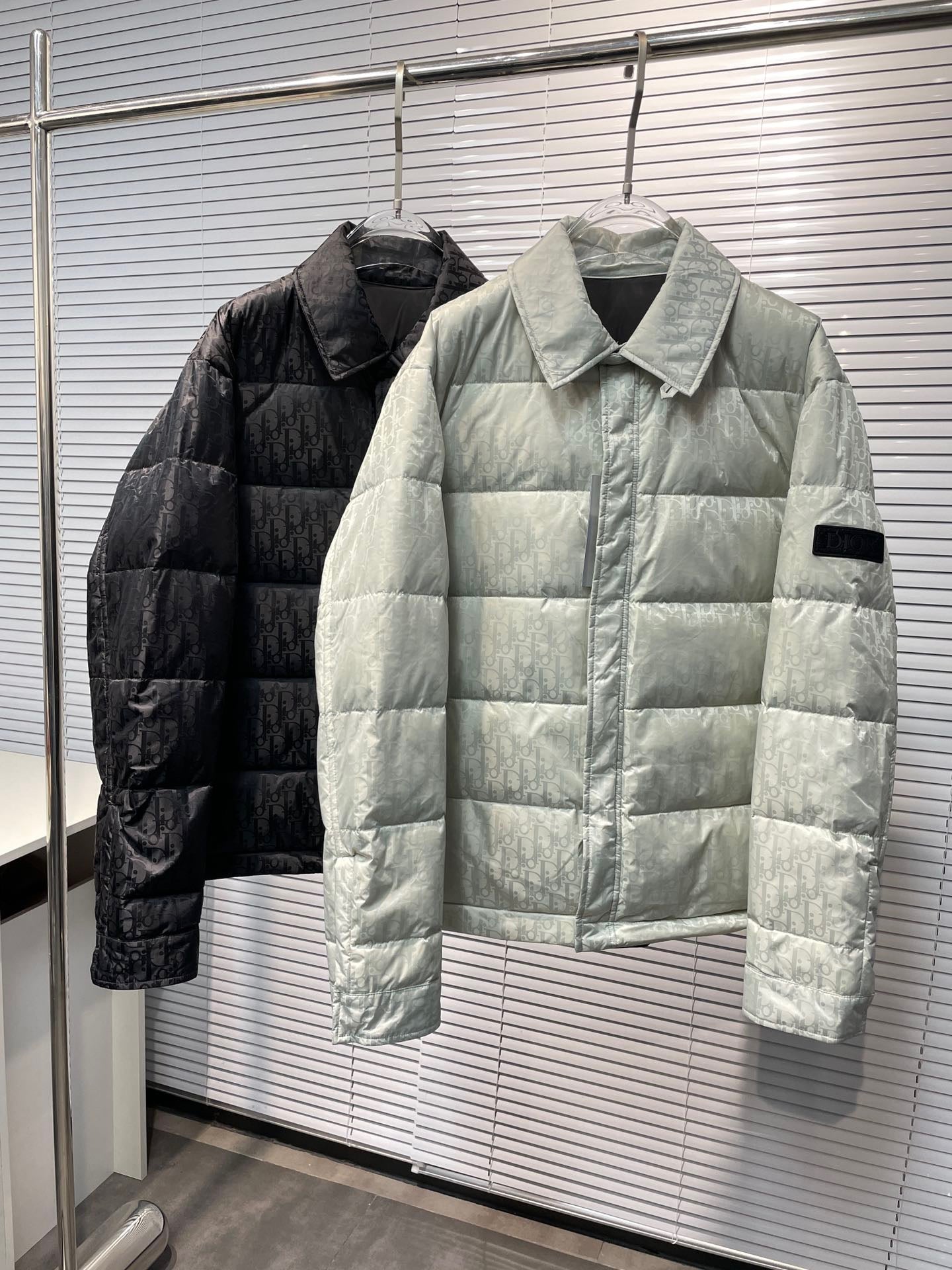 Schwarze und silbergraue Jacke