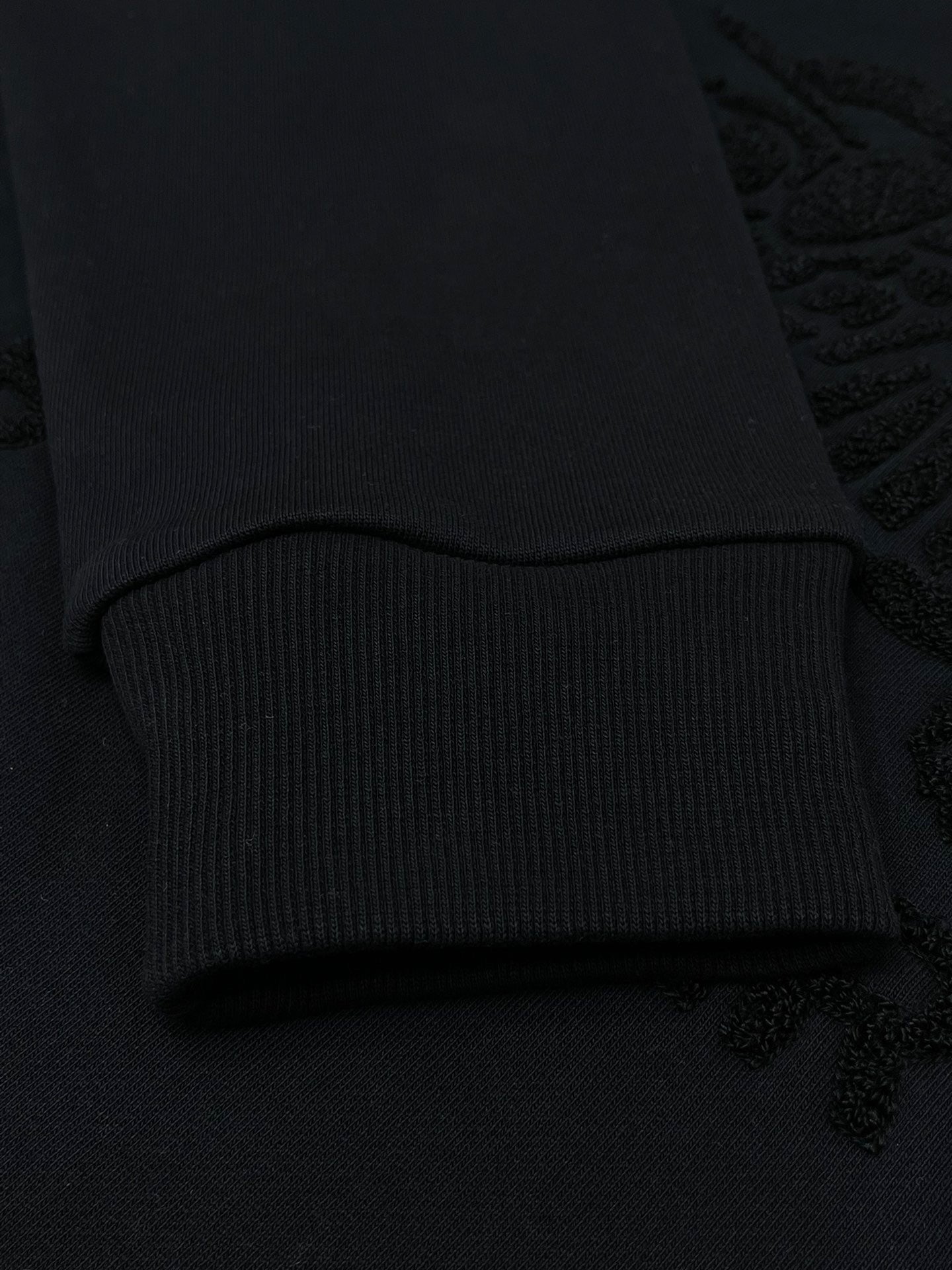 Schwarz-weißes Sweatshirt
