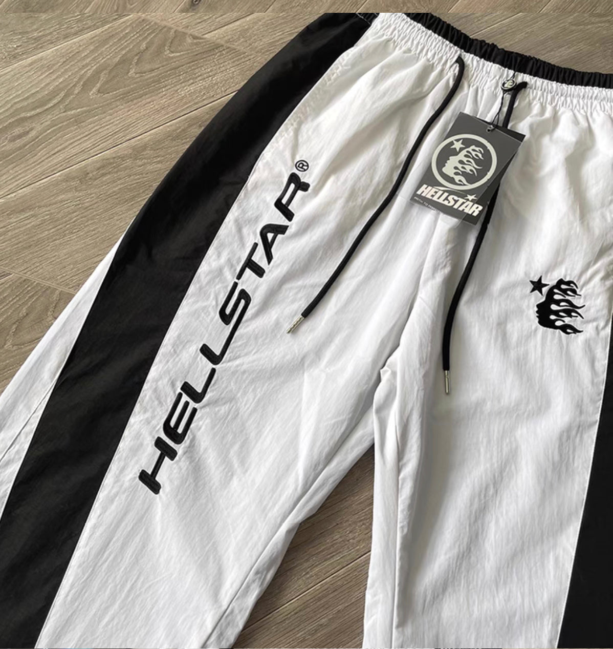 Weiß-schwarzes Trikot mit Hose