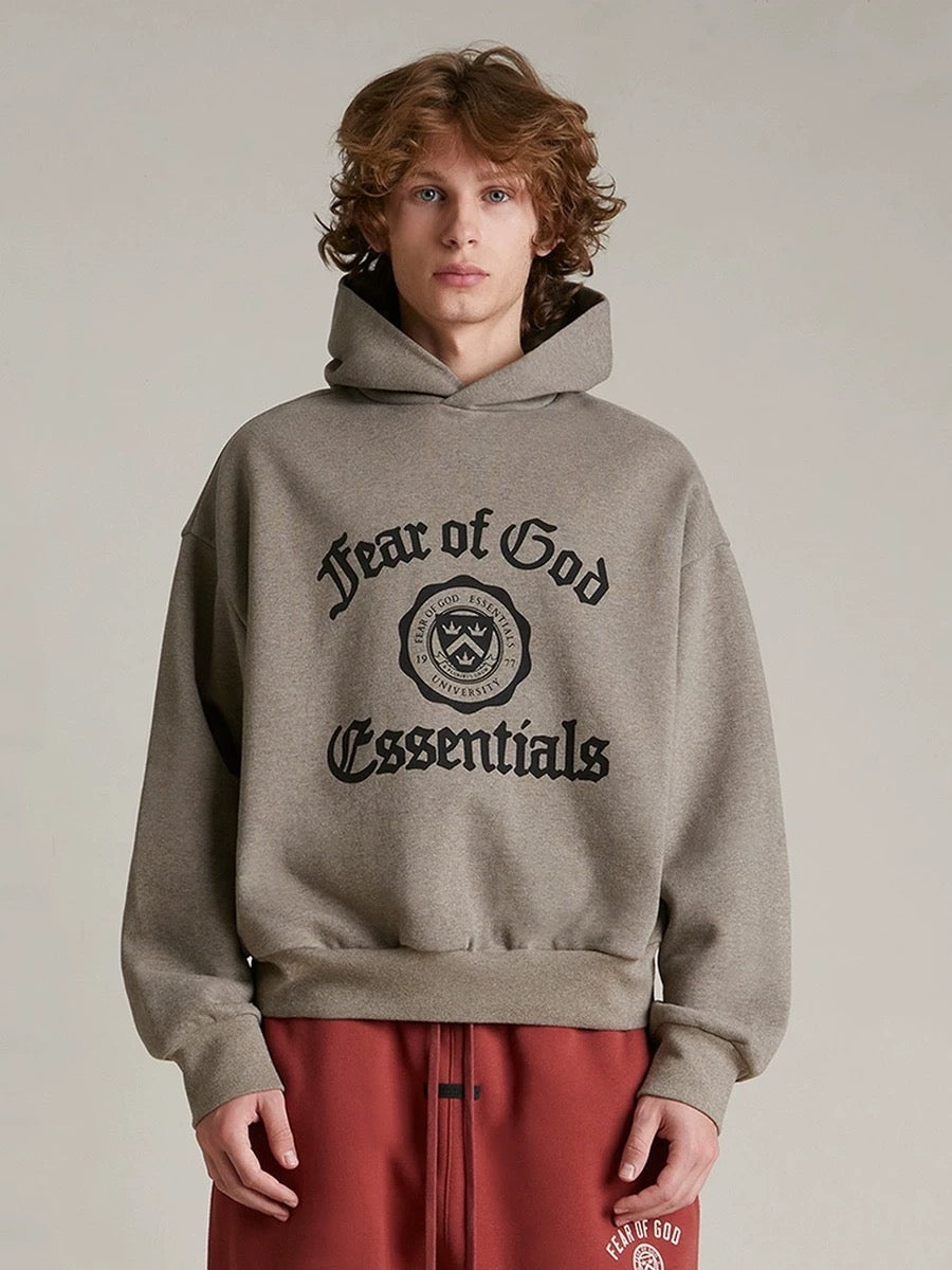 Schwarzer und dunkelnebelgrauer Hoodie