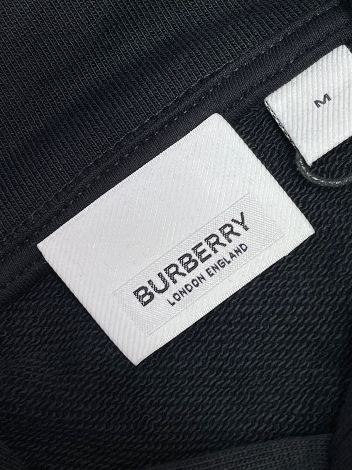 Schwarzer Hoodie