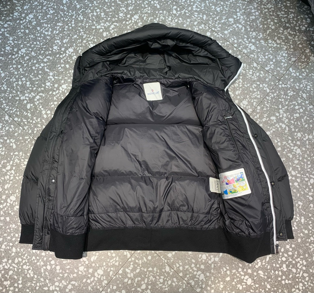 Schwarze, blaue und weiße Jacke