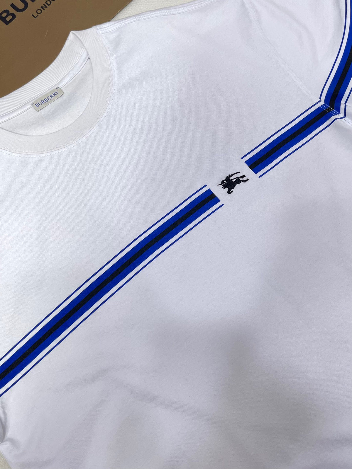 Schwarz-weißes T-Shirt