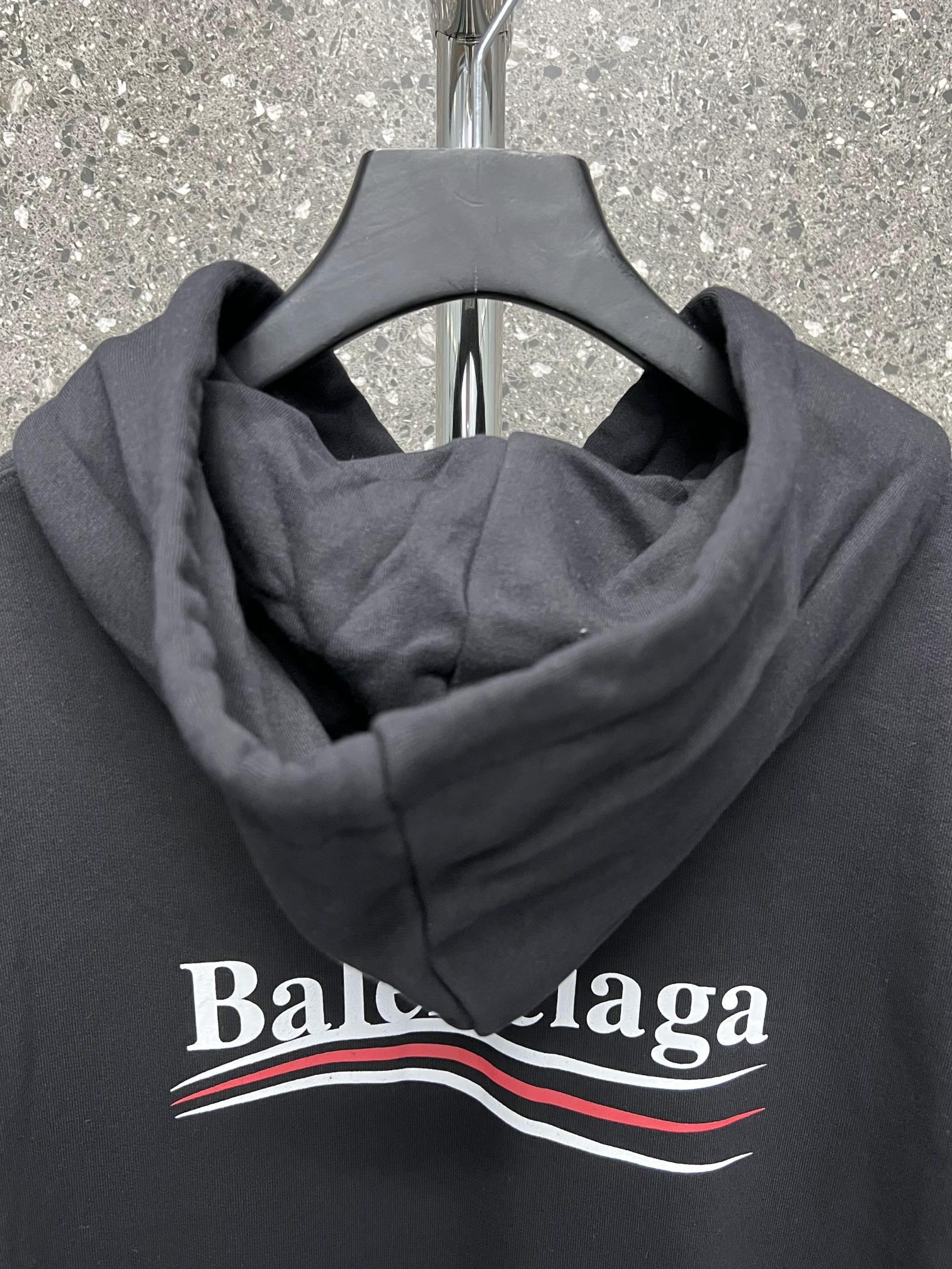 Sudadera con capucha blanca y negra