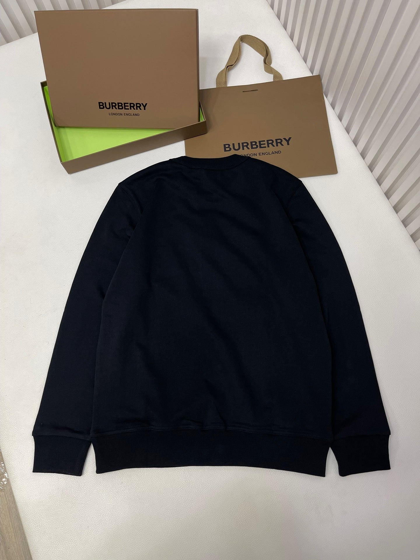 Schwarz-weißes Sweatshirt