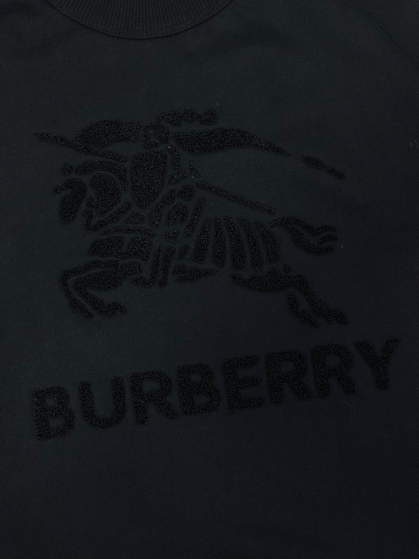 Schwarz-weißes Sweatshirt