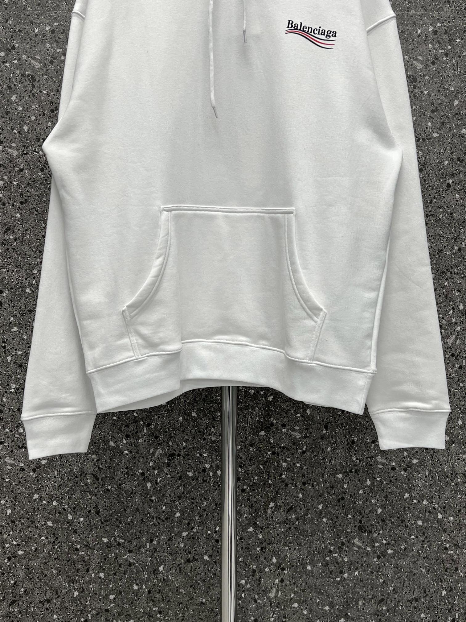 Sudadera con capucha blanca y negra