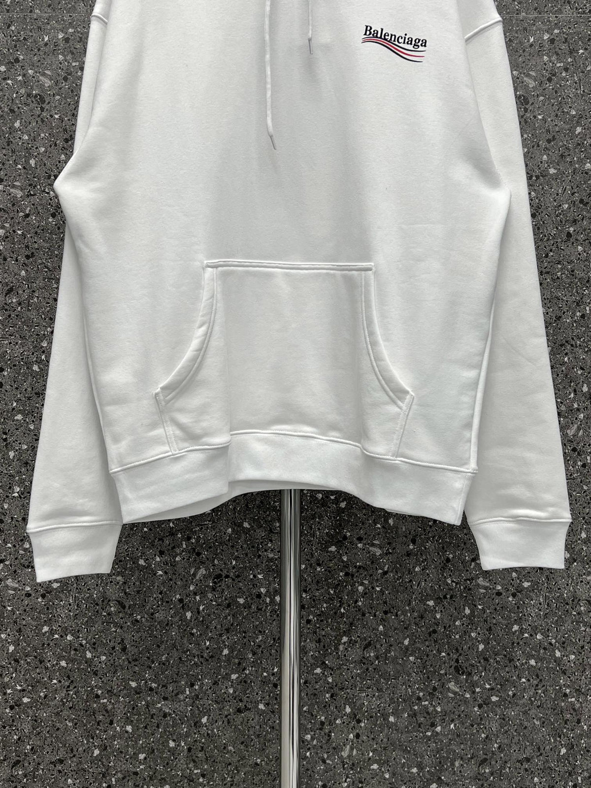 Sudadera con capucha blanca y negra