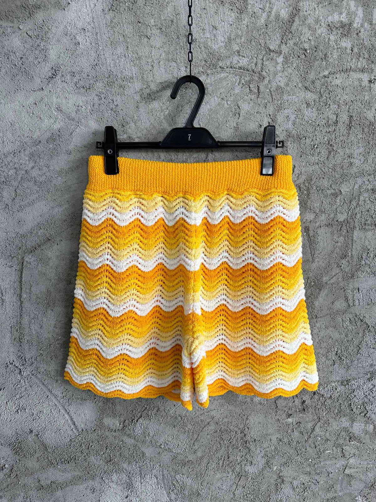 Gelbe und blaue Shorts