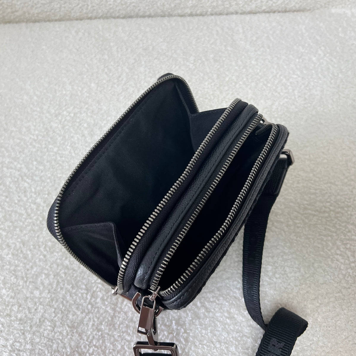 Bolsa azul y gris negra