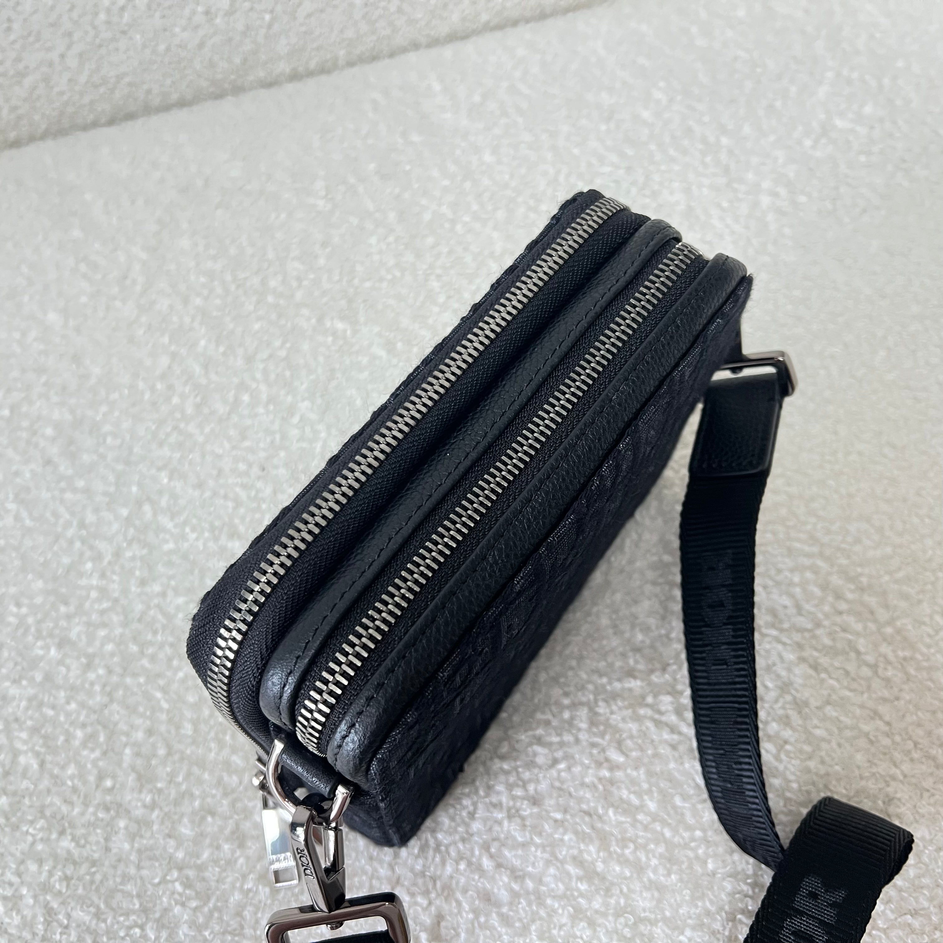 Bolsa azul y gris negra