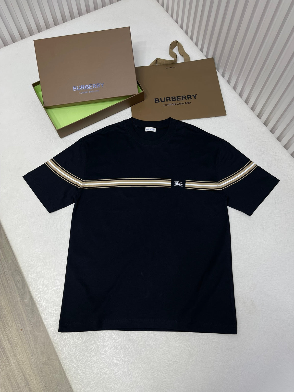 Schwarz-weißes T-Shirt
