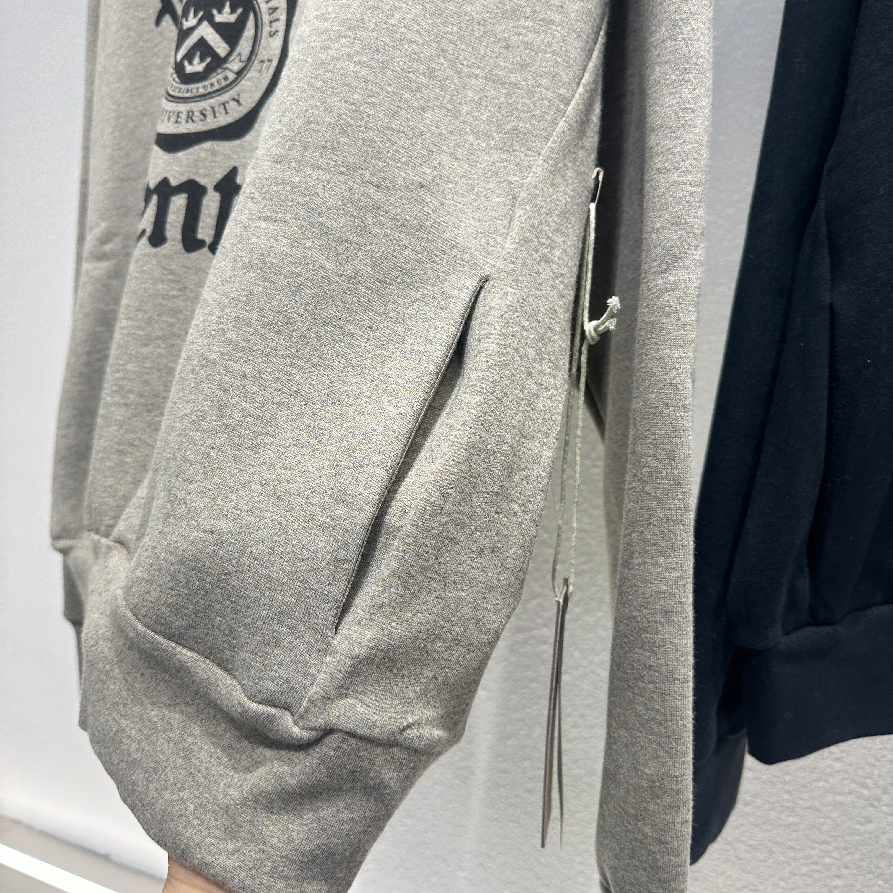 Schwarzer und dunkelnebelgrauer Hoodie