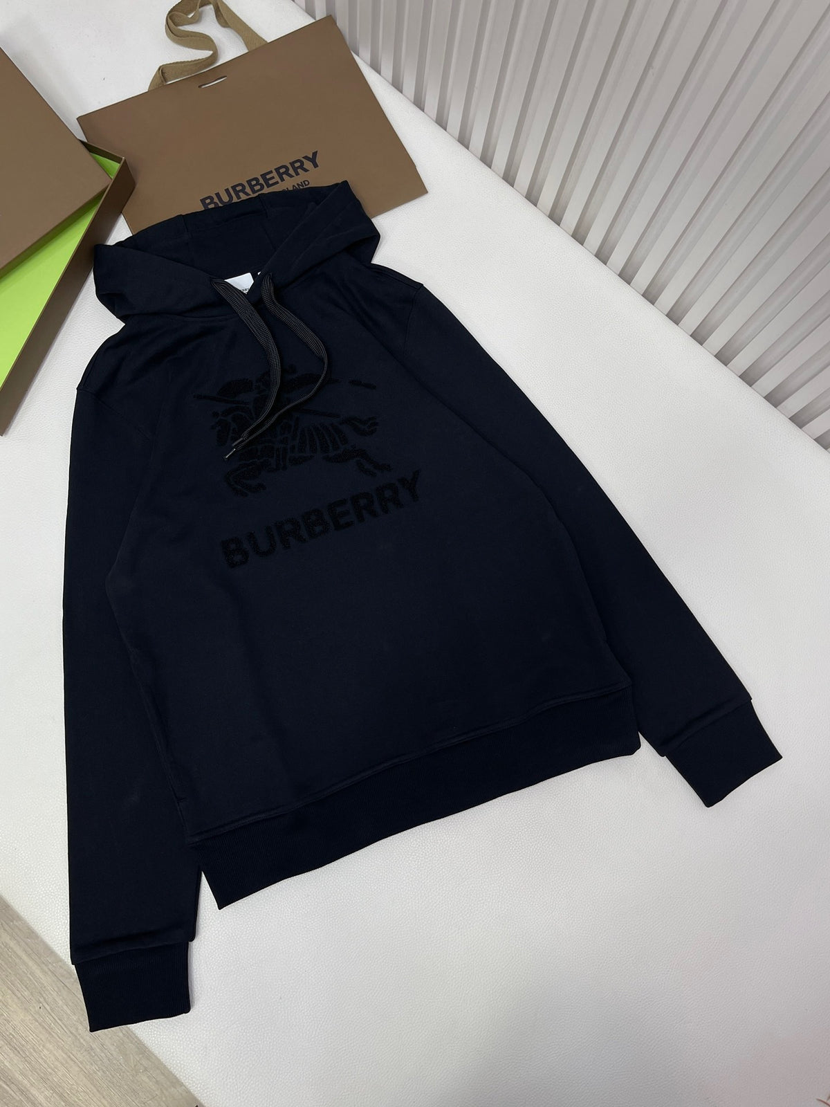 Schwarzer Hoodie